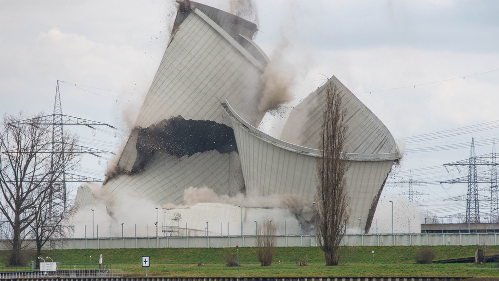 Der zweite der vier Kühltürme des stillgelegten Atomkraftwerkes Biblis fällt planmäßig beim Abriss in sich zusammen. (Archivbild)