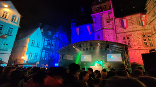 Gemeinsames Maieinsingen auf dem Marktplatz am Marburger Rathaus