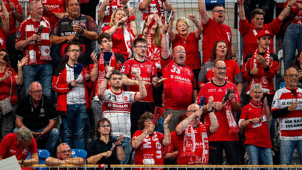 Die Fans der MT Melsungen haben allen Grund zum Jubeln beim Sieg gegen Benfica Lissabon.