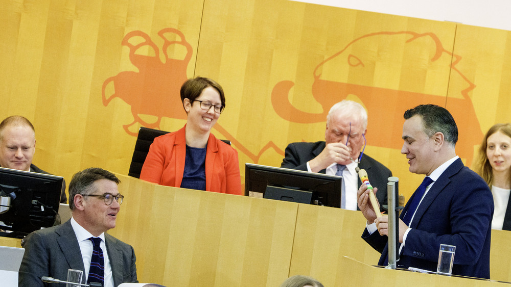 Eine Blockflöte hielt FDP-Fraktionschef Naas in die Höhe - in Anspielung auf die Ankündigung eines Blockflötenprojekts mit Schulanfängern im Koalitionsvertrag.