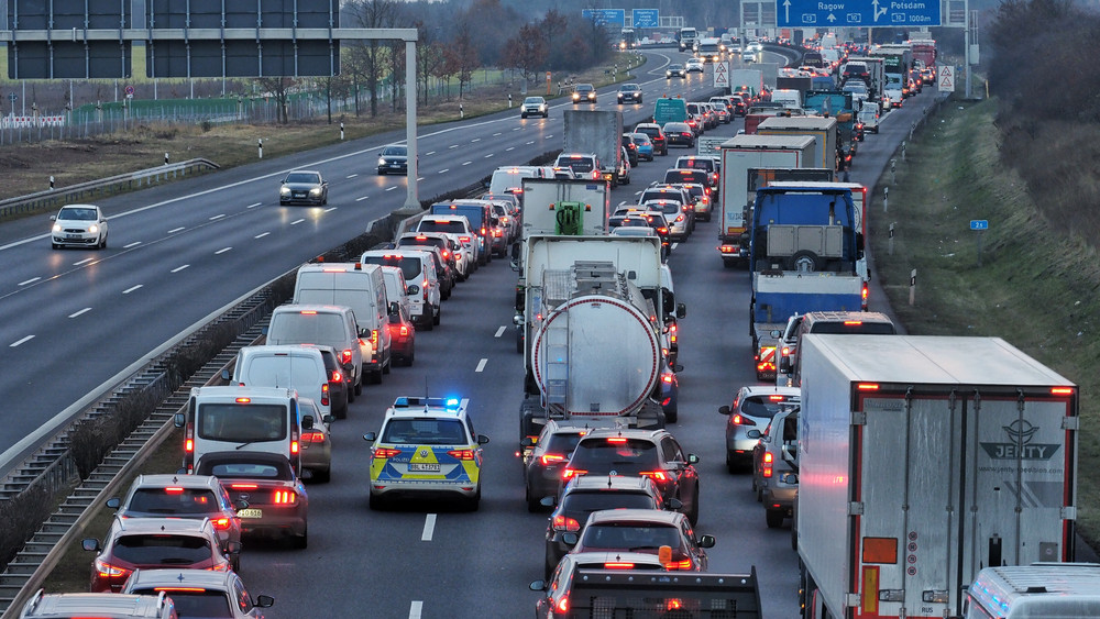 Nach einem schweren Unfall auf der A5 bei Alsfeld lobt die Polizei die Autofahrer im Stau: Sie hätten eine vorbildliche Rettungsgasse gebildet. (Symbolbild)