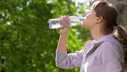 4 Tipps: So kommen Sie gut hydriert durch die Hitze
