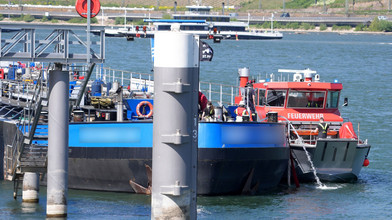 Tanker berührt Flussgrund und muss Not-Halt einlegen