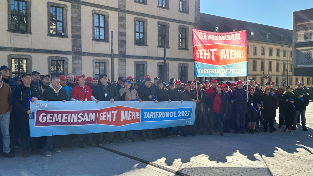 Im Tarifkonflikt bei der Deutschen Bahn hat die Gewerkschaft EVG den Konzern aufgefordert, wieder an den Verhandlungstisch zurückzukehren. Die Bahn hat das Gesprächsangebot angekommen und hofft auf einen Kompromiss.