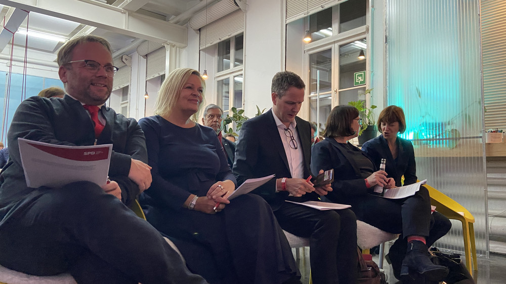 SPD-Spitzenkandidatin Faeser hat beim Parteirat der Hessen-SPD in Kassel erfolgreich für die Aufnahme von Koalitionsverhandlungen mit der CDU zu geworben.