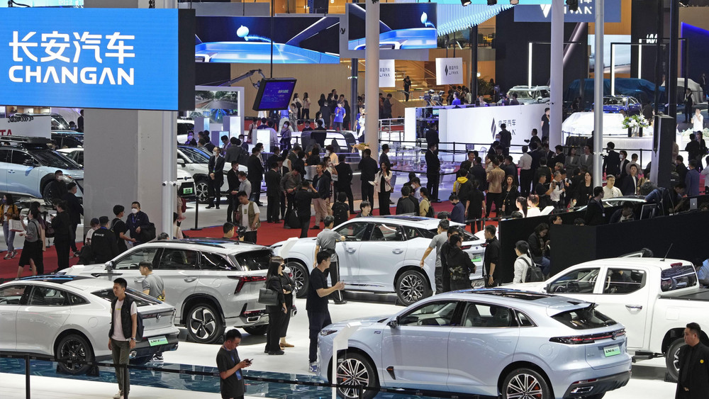 Blick in die Messehalle. In Shanghai öffnet die internationale Automesse ihre Tore. China ist der größte Automarkt der Welt, deshalb gilt die Messe als besonders wichtig für die Branche. 