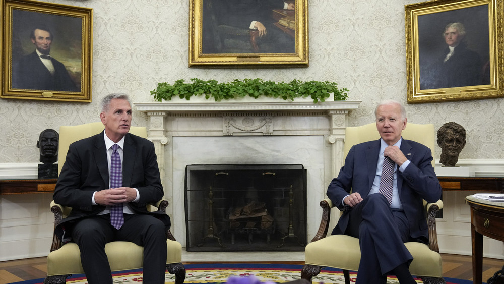 US-Präsident Joe Biden (r) und Kevin McCarthy, Sprecher des Repräsentantenhauses, sprechen im Oval Office des Weißen Hauses über die Schuldenobergrenze.