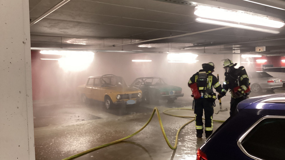 Bei dem Feuer in Wiesbaden wurden zwei Autos beschädigt.