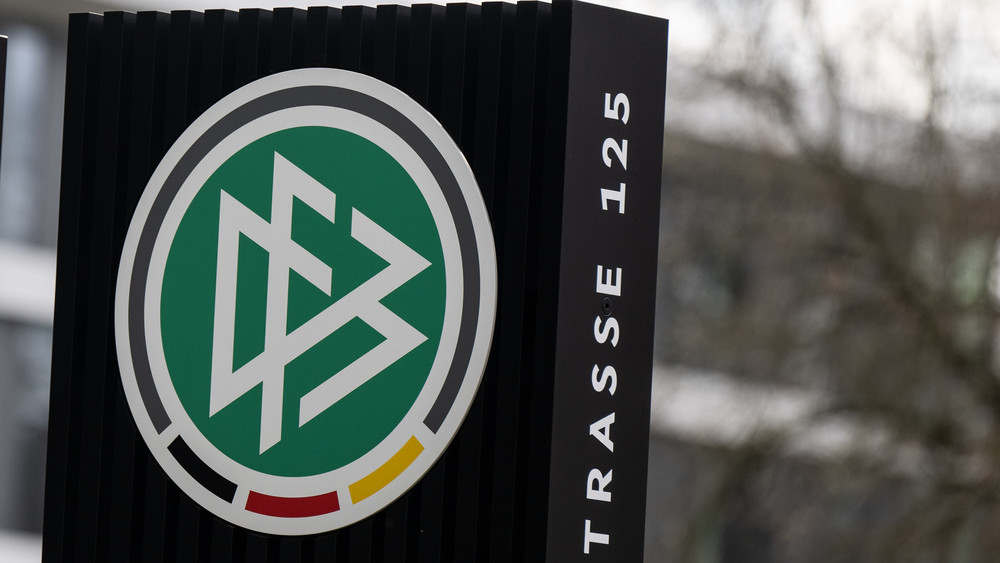 Blick auf ein Logo des Deutschen Fußball-Bundes (DFB) vor dem DFB-Campus