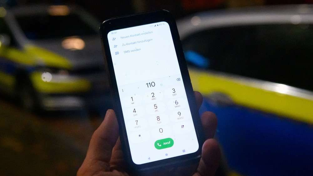 Der Mann zeigte keine Einsicht und musste deshalb sein Mobiltelefon vorläufig abgeben (Symbolbild)