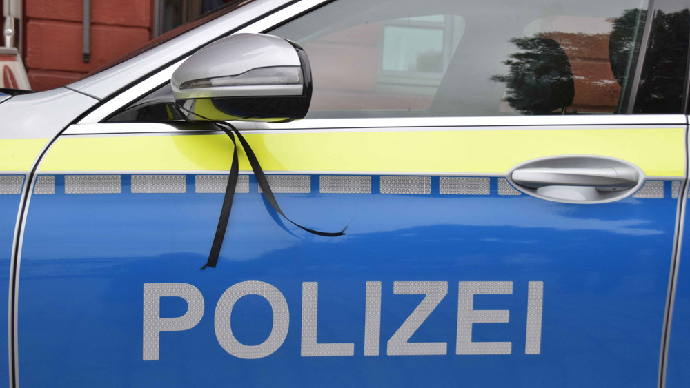Bis zum Tag der Beisetzung des 29-Jährigen soll zudem an allen Streifenwagen der Polizei Baden-Württemberg Trauerflor angebracht werden.