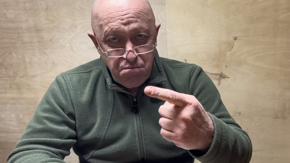 Dieses vom Prigoschin Pressedienst zur Verfügung gestellte Videostandbild zeigt Jewgeni Prigoschin, Chef der Söldnertruppe Wagner, an einem unbekannten Ort während einer Erklärung per Video. 