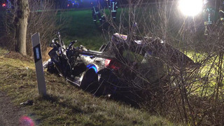 Auto prallt gegen Bäume - 18-Jährige in Lebensgefahr