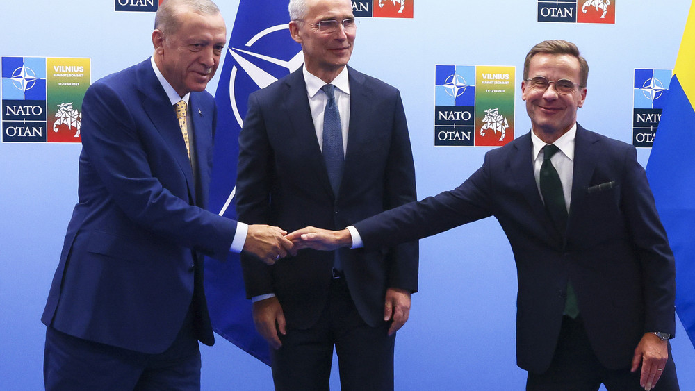 Recep Tayyip Erdogan (l), Präsident der Türkei, gibt Ulf Kristersson (r), Ministerpräsident von Schweden, die Hand, während Jens Stoltenberg, Generalsekretär der NATO, vor einem Treffen im Vorfeld des Nato-Gipfels zusieht. 