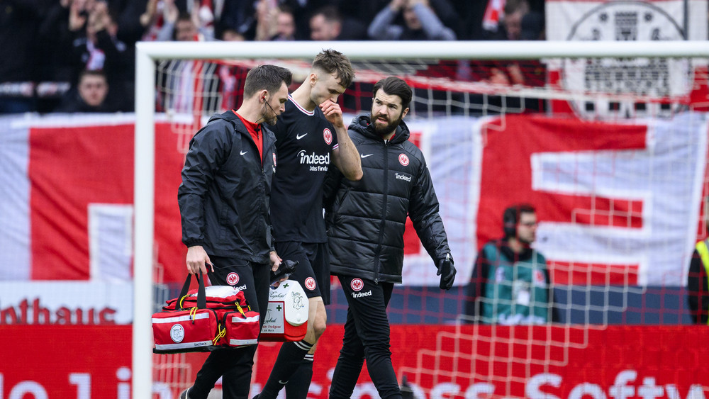Eintracht-Neuzugang Saša Kalajdžić hat sich beim Bundesliga-Spiel gegen den SC Freiburg am Knie verletzt.