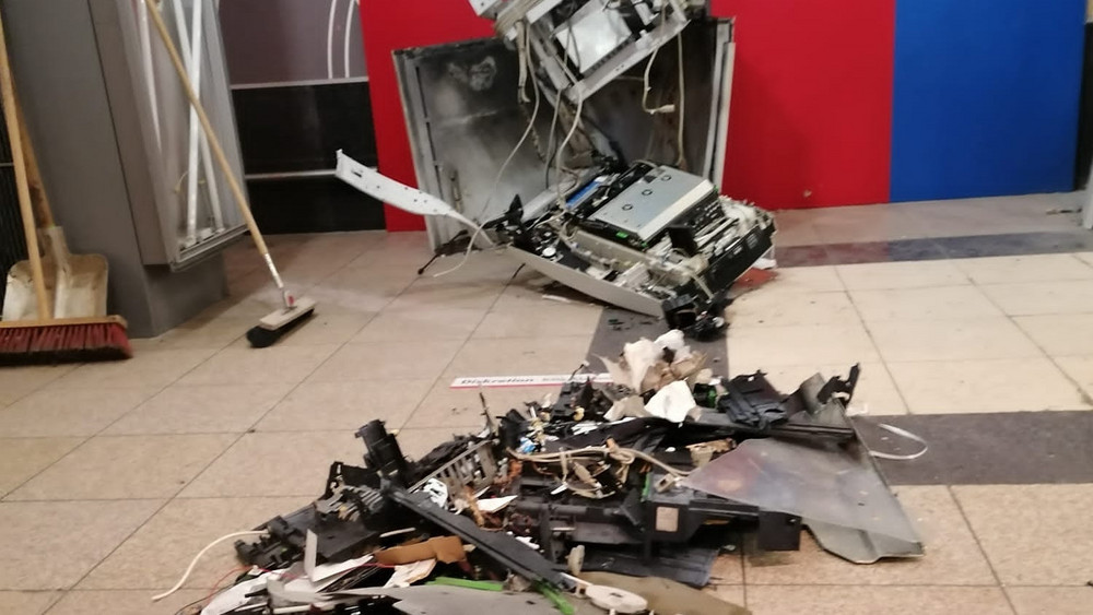 Die herausgerissenen Automaten und Schrotttrümmer