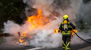 Audi auf A45 lichterloh in Flammen: Fahrer kommt rechtzeitig raus