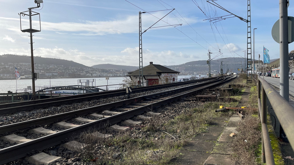Die Bahnstrecke direkt am Rhein in Rüdesheim. Hier fahren an normalen Tagen um die 300 Güterzüge entlang. Jetzt herrscht öfter Ruhe.