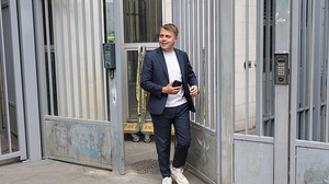 Hat in Frankreich ein linker Politiker vor einem Fernsehinterview seine Rolex versteckt?