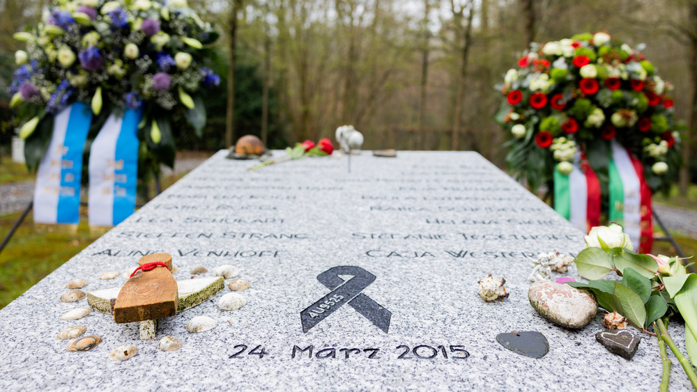Kränze auf der Grab- und Gedenkstätte für die Opfer des Absturzes der Germanwings-Maschine vor über zehn Jahren. Bei der Flugkatastrophe des Germanwings-Flug 9525 ( 4U9525) am 24. März 2015 starben alle 150 Insassen.