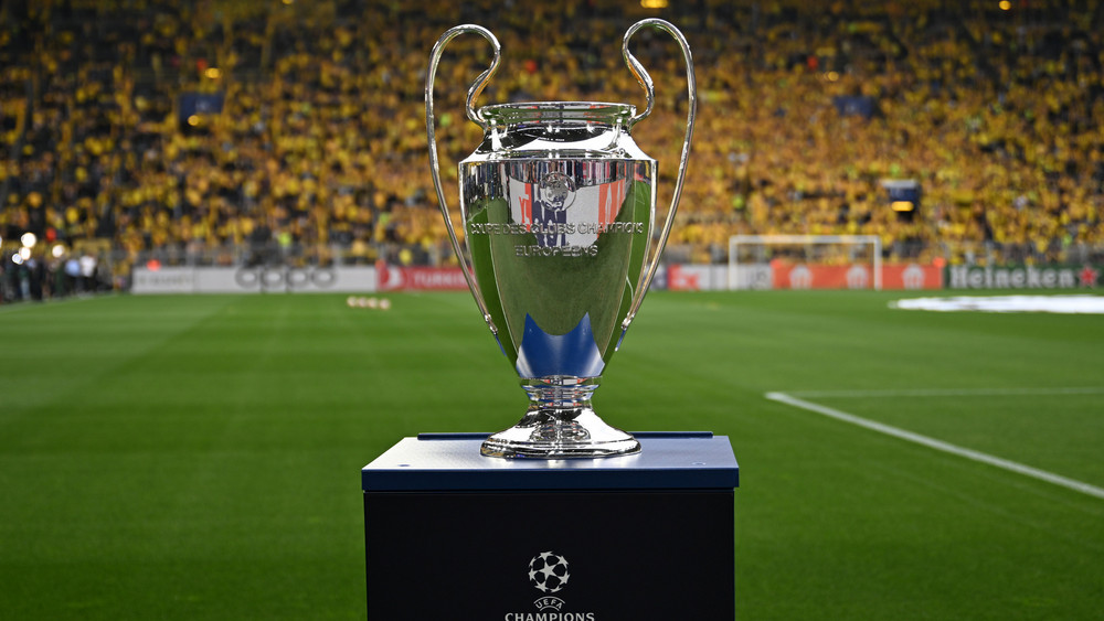 Der UEFA Champions League Pokal wird in Dortmund ausgestellt. 