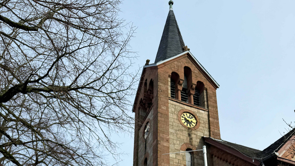 Der Turm der Kirche in Hering (Otzberg) ist einsturzgefährdet. Die Kirche muss wegen den Sanierungsarbeiten geschlossen bleiben. 