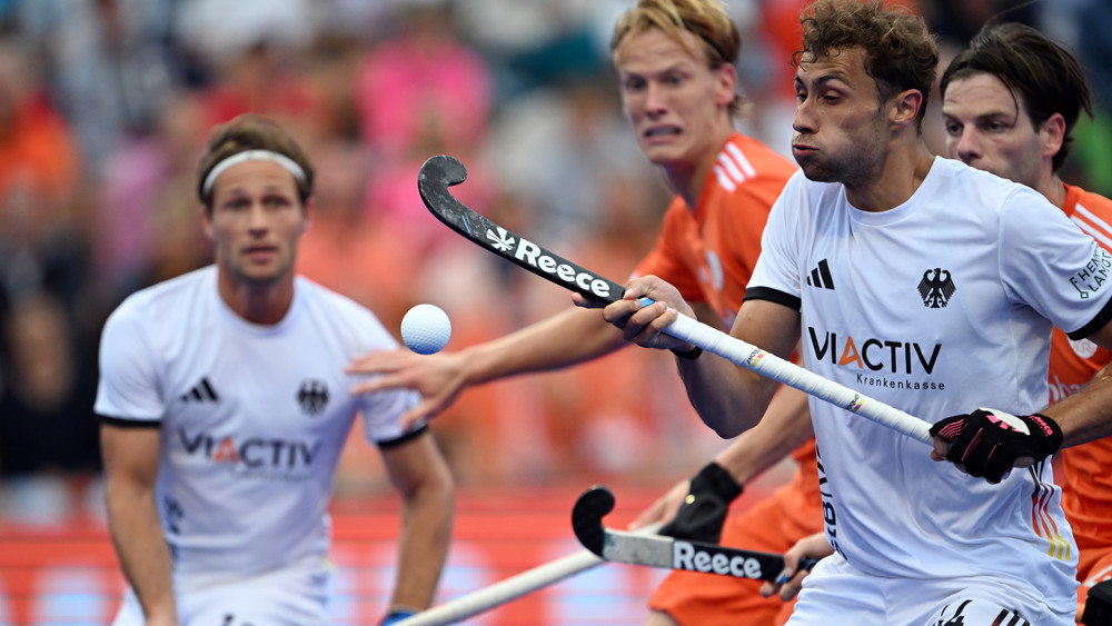 Moritz Ludwig (rechts) und die deutschen Hockey Herren krönen sich gegen die Niederlande zum Europameister.