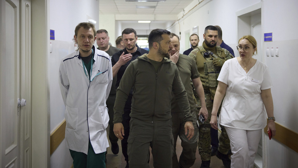 Der ukrainische Präsident Selenskyj besucht ein Krankenhaus.