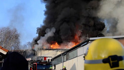 Flammen unter Kontrolle - knapp 200 Retter im Einsatz