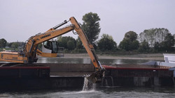 Jetzt wird sogar gebaggert: Niedrigwasser schränkt Schifffahrt auf dem Rhein stark ein