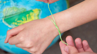 Kinderhospiztag in Frankfurt: Grüne Menschenkette um den Main herum