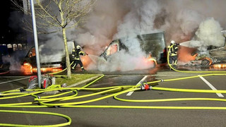 Gießen: Drei Geldtransporter vor Erstaufnahmeeinrichtung abgebrannt