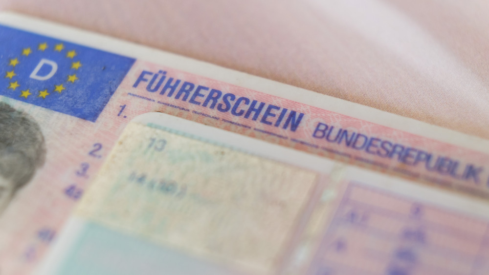 112 Führerscheine soll ein Mitarbeiter der Führerscheinstelle in Kassel gegen Geld ausgegeben haben - die erforderlichen Prüfungen hatten die Käufer laut Anklage nicht gemacht.