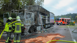 Bei Bad Hersfeld: Getränkelaster auf A7 fast völlig ausgebrannt