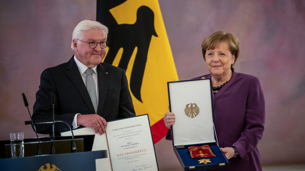 Angela Merkel (r.) wurde von Bundespräsident Steinmeier (l.) die höchstmögliche Ehrung des Bundesverdienstkreuzes, das Großkreuz, überreicht.