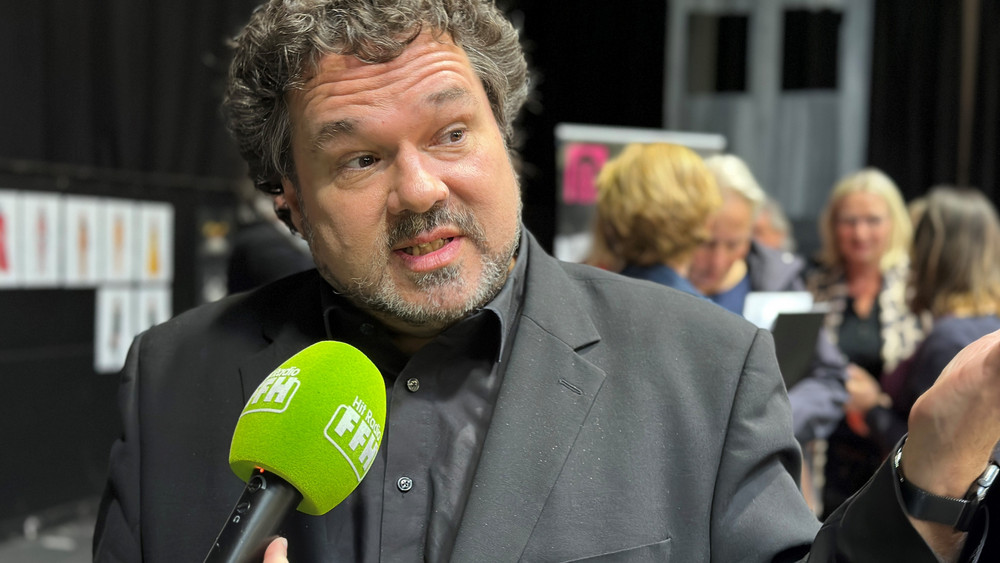 Festspiel-Intendant Joern Hinkel am FFH-Mikro (Archivbild). 