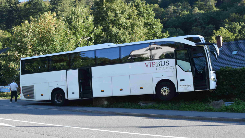 Unfall in Schriesheim: Den Reisebus hat es vorne in die Luft gehoben.
