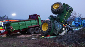 Schwerer Traktor-Unfall: Christoph 28 und Christoph Frankfurt im Einsatz