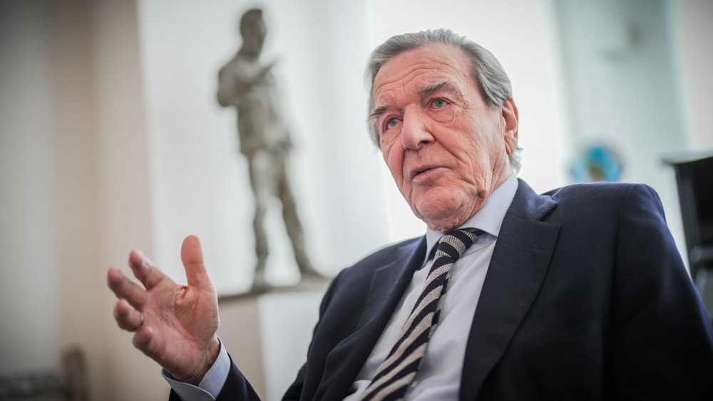 Ex-Kanzler Gerhard Schröder (SPD) hat sich wegen einer Burnout-Diagnose in klinische Behandlung begeben. 