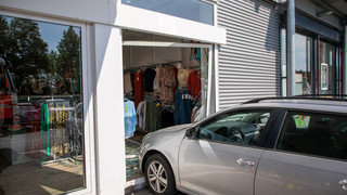 Unfall in Fulda: Autofahrerin kracht in Bekleidungsgeschäft