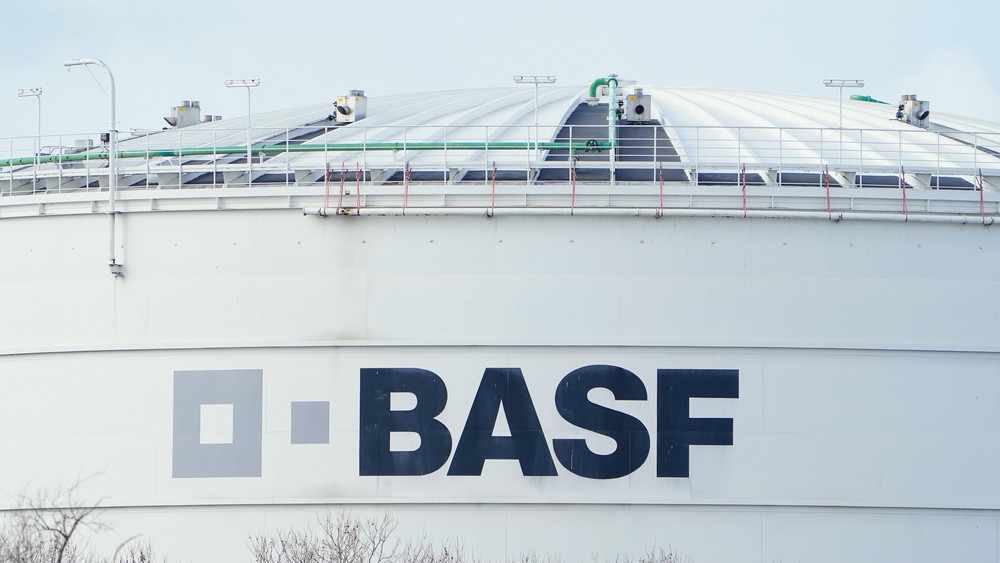 BASF hat im zweiten Quartal erneut die gesunkenen Verkaufspreise zu spüren bekommen (Symbolbild).