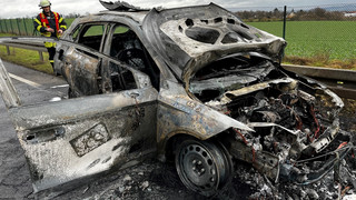 Unfall beim Überholen: Auto brennt auf der A49 bei Borken komplett aus