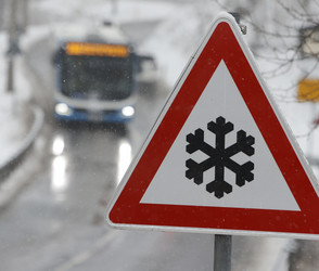 Viel Schnee sorgt für Verkehrsprobleme in Hessen