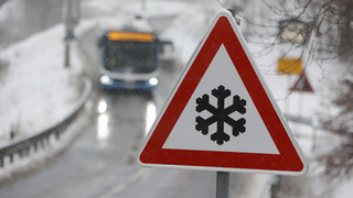 Glätte im Lahntal: Bus und Müllwagen rutschen bei Wetter ineinander