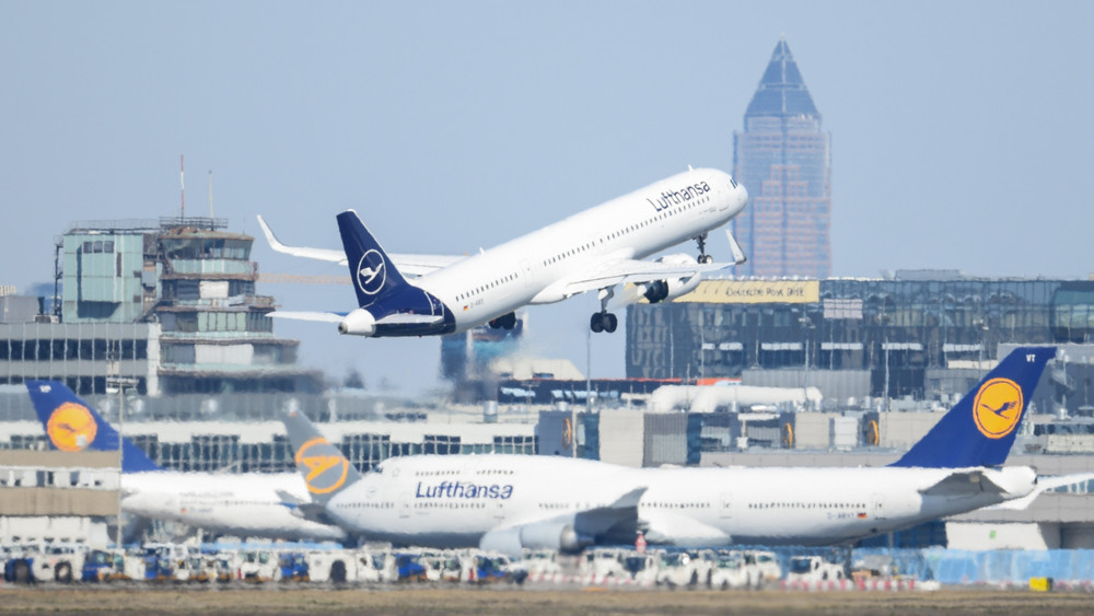 Lufthansa-Jets am Frankfurter Flughafen. Wegen Engpässen bei Personal und Maschinen muss der Konzern sein Angebot auch 2024 ausdünnen. 