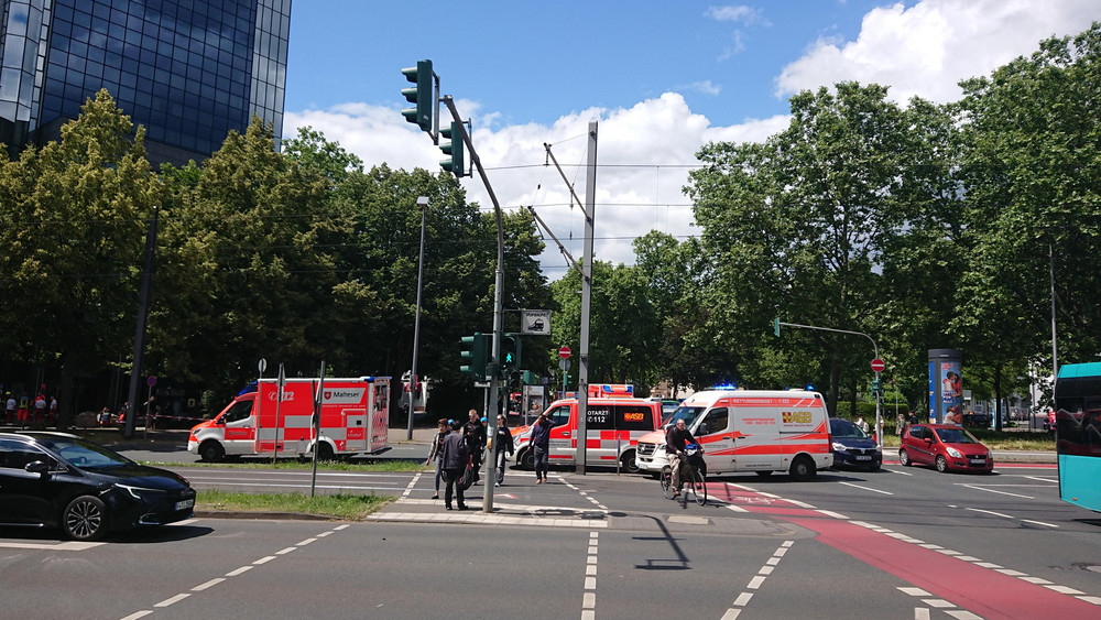 Auf dem Nibelungenplatz in Frankfurt musste ein Bus eine Vollbremsung hinlegen - dabei sind 18 Fahrgäste verletzt worden. 