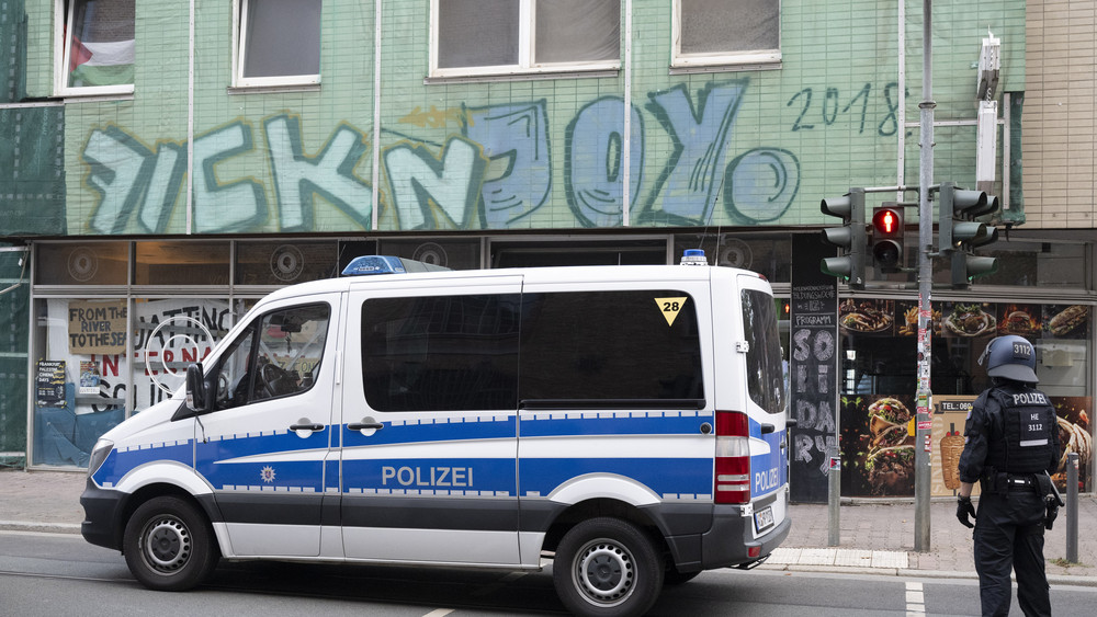 Gegen 17 Frankfurter Polizisten wird unter anderem wegen Körperverletzung ermittelt