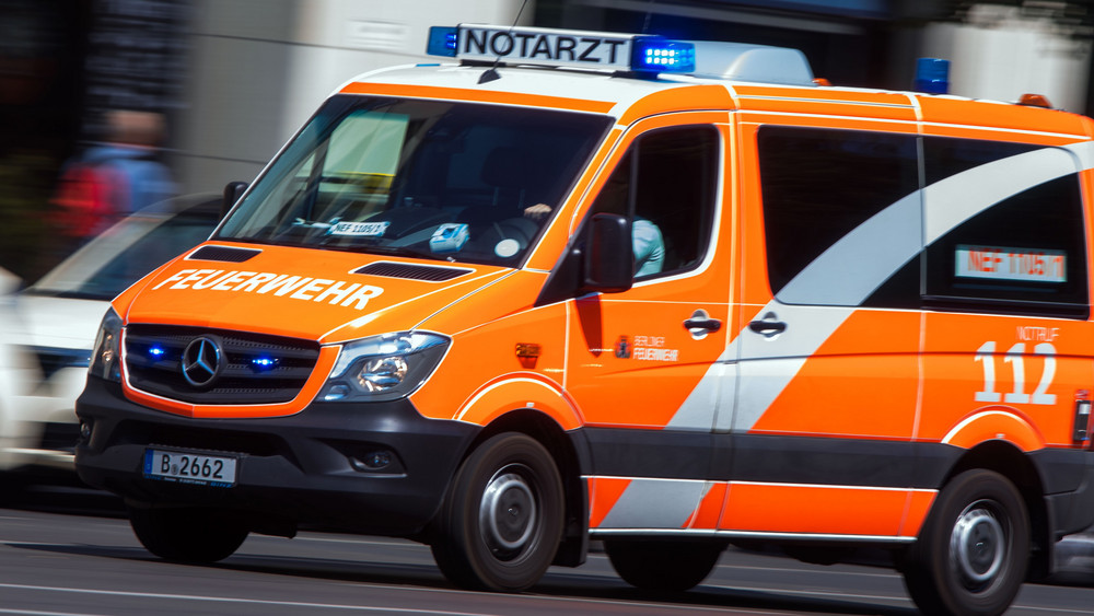 Ein E-Bike-Fahrer aus Künzell ist gegen ein Auto geprallt und schwer verletzt worden (Symbolbild Rettungswagen). 