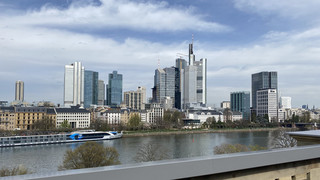 Skyline-Blick auf dem neuen Dach des Städel-Museums in Frankfurt