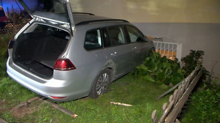 Flucht vor der Polizei endet in Hauswand: Schwerer Unfall in Dielheim.